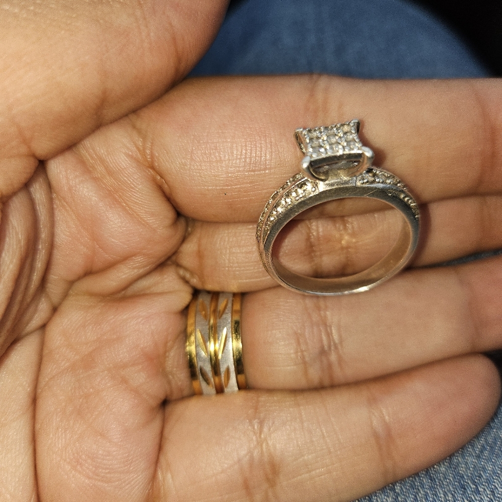 Silver woman's wedding ring. Size 8.